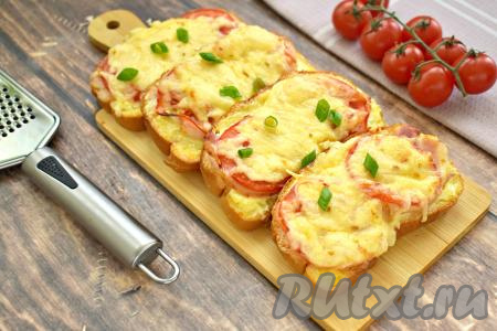 Аппетитные бутерброды с беконом, помидором и сыром достаём из аэрогриля. Подавать их лучше всего горячими, пока сыр аппетитно тянется, а хлеб сохраняет свою хрустящую текстуру. Украсить бутерброды можно мелко нарезанной зеленью.