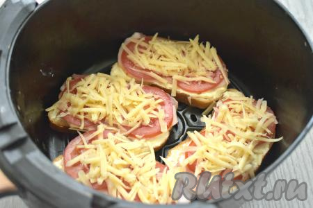 Бутерброды с беконом и сыром выкладываем в чашу аэрогриля.