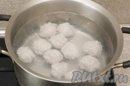 В кастрюлю с закипевшей водой выложить фрикадельки, дать ещё раз воде закипеть, убрать с поверхности бульона пену.