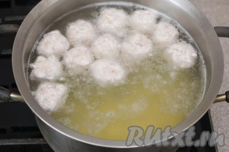 Дать супу с фрикадельками и картошкой закипеть, уменьшить огонь. Варить 15 минут.