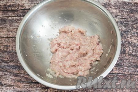 Прежде всего в кастрюлю, в которой вы будете варить суп, нужно влить 2 литра воды, поставить на огонь, довести до кипения. Пока закипает вода, займёмся фаршем и формированием фрикаделек. Если вы будете готовить фарш в домашних условиях, тогда нужно вымытое и слегка обсушенное мясо вместе с очищенной луковицей пропустить через мясорубку.&nbsp;Если вы будете использовать покупной фарш, тогда его нужно будет выложить в миску, добавить натёртый на мелкой тёрке (или измельчённый в измельчителе, или пропущенный через мясорубку) лук. Фарш с луком&nbsp;посолить по вкусу, тщательно перемешать.