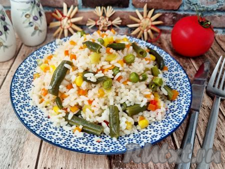 Рис с мексиканской смесью на сковороде