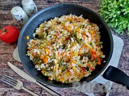 Рис получается хорошо пропаренным, как говорится, рисинка к рисинке, а овощи из мексиканской смеси становятся нежными, не переваренными.