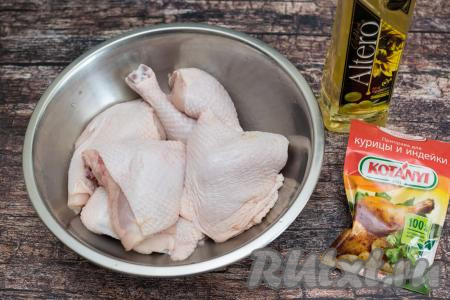 Подготовить продукты для приготовления кусочков курицы с хрустящей корочкой в духовке. Чтобы на курице получилась хрустящая корочка, птицу нужно готовить с кожей. Я купила целую тушку курицы и разрезала её на порционные кусочки, кожу не снимала. Для запекания я взяла два крылышка, два бедра, две ножки и одно куриное филе с кожей.