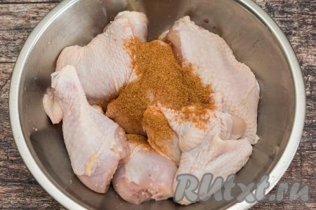 Всыпать к кусочкам курицы любимые специи (я взяла 1 чайную ложку готовых специи для курицы и индейки).