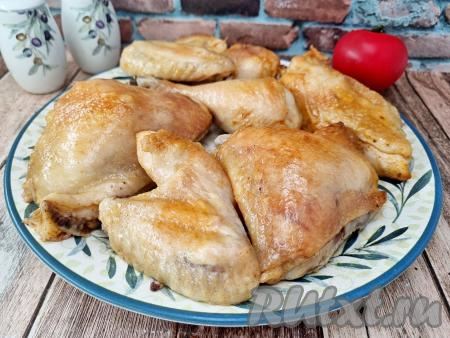 Готовые кусочки курицы, покрытые аппетитнейшей хрустящей корочкой, достать из духовки и в горячем виде с любимым гарниром подать к столу. Сочетание приятно похрустывающей корочки и сочного, нежного мяса делает это блюдо очень вкусным!