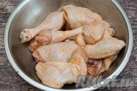 Ещё раз кусочки курицы перемешать, чтобы масло равномерно покрыло всё мясо. Оставить мясо мариноваться в масле со специями при комнатной температуре минут на 30 (можно оставить мариноваться и на более длительное время, но тогда миску с частями курицы нужно будет накрыть крышкой и отправить в холодильник). Масло добавляется для того, чтобы мясо в процессе запекания в духовке покрылось красивой, хрустящей корочкой.