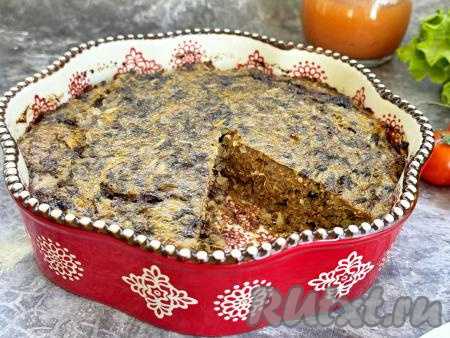 Форму с готовым блюдом достать из духовки. Вкусную, нежную печёночную запеканку с рисом нарезать на кусочки и в горячем виде подать к столу, дополнив гарниром, сметаной или любимым соусом.