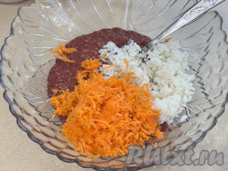 В миску с печёночным фаршем добавить сырую морковку, натёртую на мелкой тёрке, и остывший варёный рис.