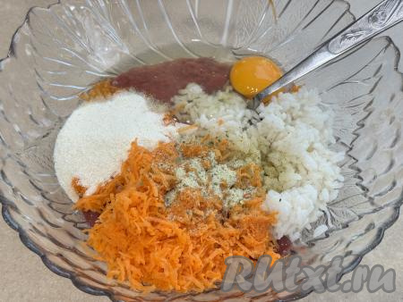 Сюда же вбить сырое яйцо,&nbsp;всыпать манку, соль и специи по вкусу (в качеству специй я использовала соль, смешанную с зеленью).&nbsp;