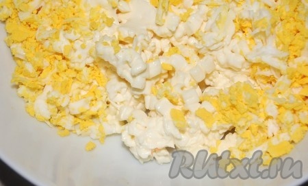 Соединить в одной миске натёртые сыр и яйца. 