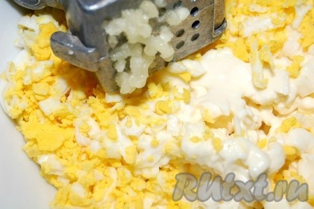 К сыру с яйцами добавить пропущенный через пресс чеснок.
