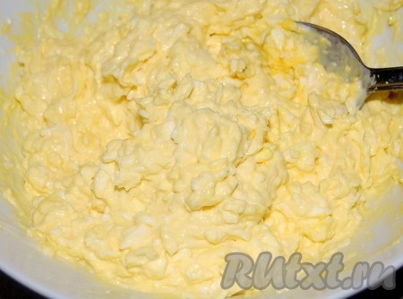 Тщательно перемешать содержимое миски, чтобы чеснок равномерно распределился, и начинка из сыра, яиц и чеснока для рулетиков из ветчины готова. Я начинку не подсаливала, так как ветчина достаточно солёная.
