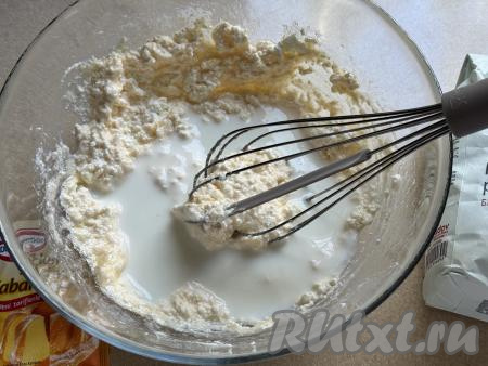 В миску с творожной массой влить кефир, перемешать венчиком до однородности.&nbsp;
