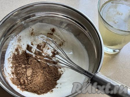 В смесь сметаны и сахара добавить какао.&nbsp;