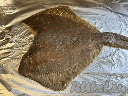 Лист фольги смазать растительным маслом. Выложить камбалу на лист фольги.