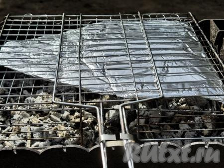 Поместить камбалу на решётке на подготовленный мангал. Жарить камбалу в фольге на горячих углях без прямого огня в течение 20 минут. Для того чтобы рыба равномерно прожарилась, решётку нужно часто переворачивать.