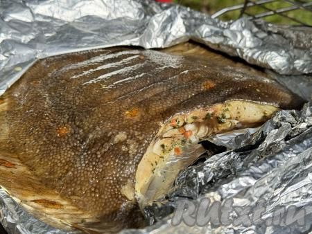 Готовую камбалу снять с мангала, аккуратно развернуть фольгу.