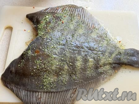 Камбалу сбрызнуть лимонным соком, присыпать солью и любимыми специями. Лимонный сок добавляется, чтобы избавиться от запаха рыбы.