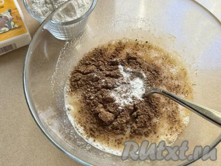 Добавить в миску какао и разрыхлитель, перемешать.