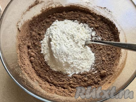 Всыпать муку в миску.