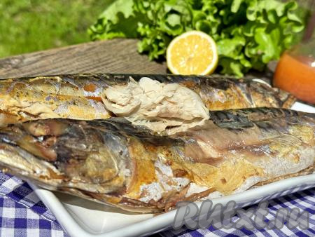 Готовую скумбрию снять с мангала, вынуть из решётки, аккуратно развернуть фольгу. Для того чтобы проверить готовность, можно сделать разрез на рыбе, если в филе скумбрии нет вкраплений крови, значит рыбка готова. Сочную, нежную, очень вкусную скумбрию выложить на плоскую тарелку и подать к столу, дополнив соусом,&nbsp;свежими овощами или гарниром. Уверена, эта рыбка&nbsp;с ароматом дымка понравится многим!