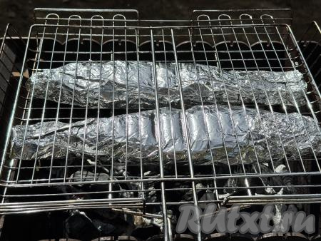 Предварительно подготовить угли мангала. Угли должны быть хорошо раскалёнными, прямого огня быть не должно. Скумбрию, завёрнутую в фольгу, выложить на решётку, поместить на мангал, готовить&nbsp;на горячих углях примерно 15 минут. Для того чтобы рыбка равномерно прожарилась, решётку нужно часто переворачивать.