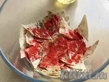 Выложить нарезанный лаваш в глубокую миску, всыпать соль и специи по вкусу (в качестве специй я добавила соль, смешанную с зеленью, и 0,5 чайной ложки паприки).&nbsp;