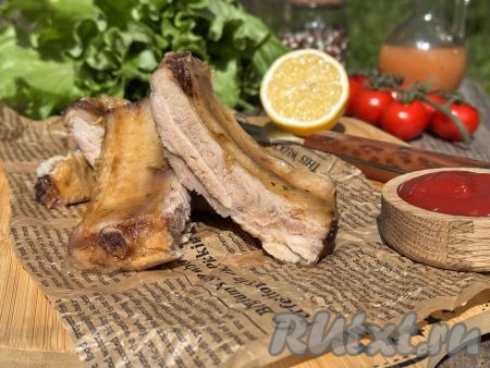 Чтобы проверить готовность рёбер, можно сделать разрез на мясе, если в разрез нет вкраплений крови, значит свинина готова. Сочные, вкусные, нежные свиные рёбрышки, запечённые в фольге на мангале, к столу нужно подавать горячими, дополнив любимым соусом.