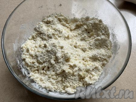 Перетереть муку с маслом руками до получения мелкой песочной крошки.&nbsp;