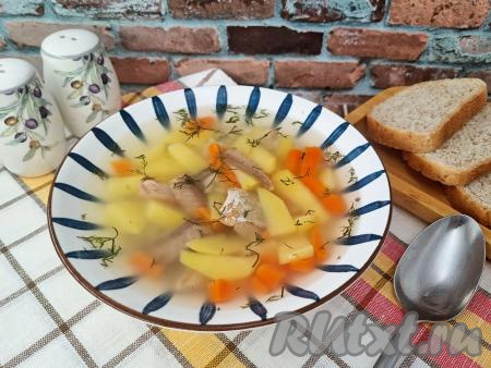 Вкусный, аппетитный рыбный суп, сваренный из консервированной скумбрии в масле, разлить по тарелкам, посыпать зеленью и в горячем виде подать к столу. Просто, быстро и сытно, попробуйте!
