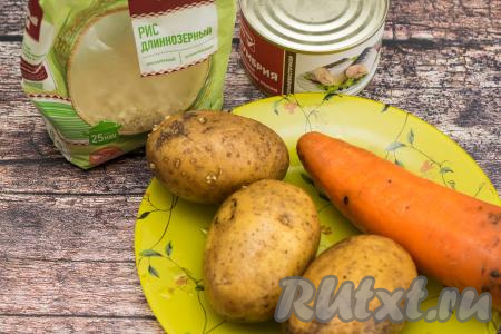 Подготовить продукты для приготовления супа из консервированной скумбрии в масле.