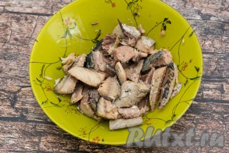 Из кусочков скумбрии я обычно убираю косточки, но это уже на ваше усмотрение.