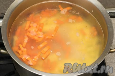 Довести воду с овощами и рисом до кипения, уменьшить огонь, варить 15 минут.