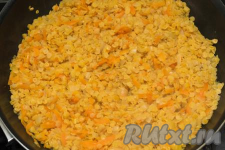 Готовить красную чечевицу с морковью и луком 12-13 минут. В процессе приготовления я 1 раз блюдо перемешиваю. Затем посолить, перемешать, накрыть сковороду крышкой и готовить ещё 2-3 минуты (чечевица должна стать мягкой, вода впитается).