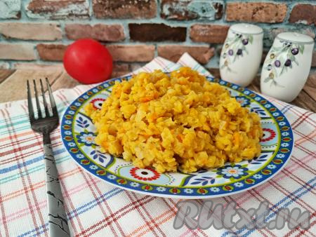 Красная чечевица с морковью и луком на сковороде