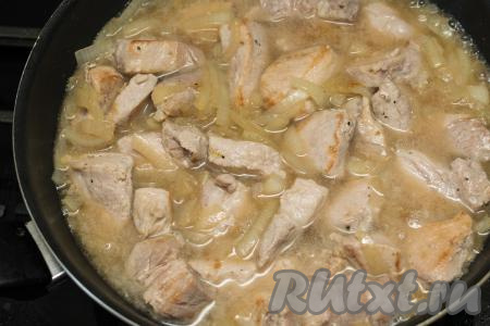 Влить в сковороду 200 миллилитров воды, дать закипеть. Подсолить соус по вкусу, учитывая что мы уже солили и лук, и мясо.