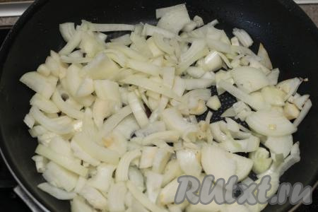 Затем переложить мясо со сковороды в отдельную миску, а на сковороду выложить нарезанный лук.