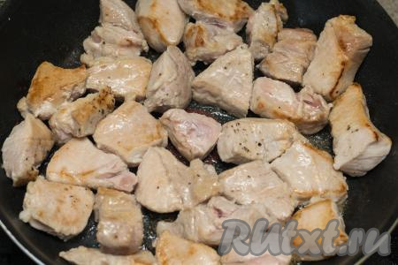 На этом этапе мясо должно покрыться румяной корочкой со всех сторон, но внутри оно будет ещё сырым. Я обжариваю на достаточно сильном огне примерно 5 минут, а когда мясо начинает активно выделять сок, сразу снимаю сковороду с огня.