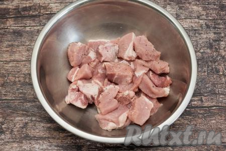 Посолить и поперчить мясо по вкусу, перемешать.