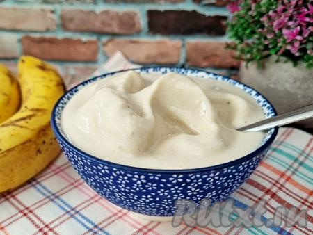 Мороженое из банана и молока в блендере