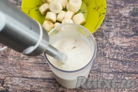 Измельчить блендером бананы с молоком до получения однородной массы.