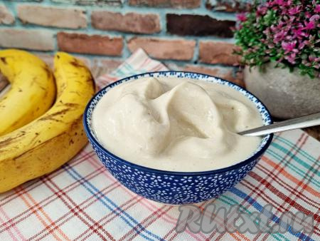 Мороженое из бананов и молока разложить из чаши блендера по порционным креманкам и подать к столу. Вкус этого мороженого, приготовленного всего из двух ингредиентов без сахара и сливок, очень похож на вкус качественного покупного мороженого, которое многим из нас знакомо и любимо с детства. Рекомендую и вам его приготовить!