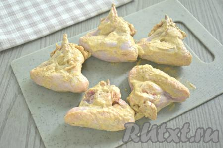 Затем, чтобы куриные крылышки поместились в чашу аэрогриля, я решила тонкую часть крыла загнуть за широкую часть крыла, как на фото. Если вы отрезали крайнюю фалангу крылышка, этот шаг можно пропустить.&nbsp;