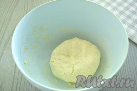 Начинаем понемногу добавлять оставшуюся муку, каждый раз хорошо вмешивая её. После того как перемешивать вилкой станет сложно, начинаем вымешивать творожное тесто руками, подсыпая муку только по мере необходимости. Добавляя муку, обязательно учитывайте, что итоговое&nbsp;творожное тесто для пиццы должно получиться мягким, не липнущим к ладоням.&nbsp;В зависимости от размера яйца, влажности творога, качества муки, может потребоваться немного меньше или немного больше муки, чем указано в ингредиентах, главное - ориентироваться на консистенцию замешиваемого теста. Мне для получения творожного теста нужной консистенции пришлось добавить 80 грамм муки.&nbsp;