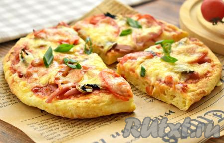 Вкусную, мягкую, аппетитную пиццу, приготовленную на творожном тесте в аэрогриле, нарезаем на кусочки и горячей подаём к столу.