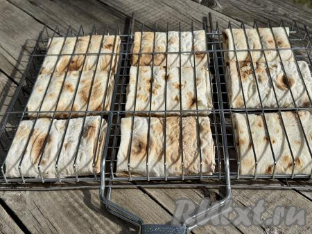 Выложить конвертики из лаваша с начинкой на решётку мангала.&nbsp;