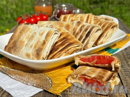 Лаваш с помидорами и сыром на мангале