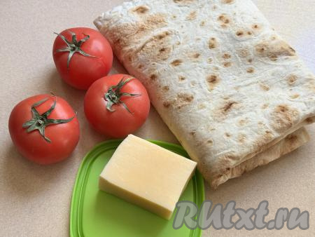 Подготовить продукты для приготовления лаваша с помидорами и сыром на мангале. Помидоры вымыть.&nbsp;Сыр можно взять как твёрдый, так и полутвёрдый.