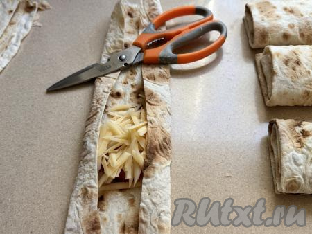 ​​​​​​​​​​​​Подвернуть вначале длинные края полоски из лаваша на начинку.&nbsp;